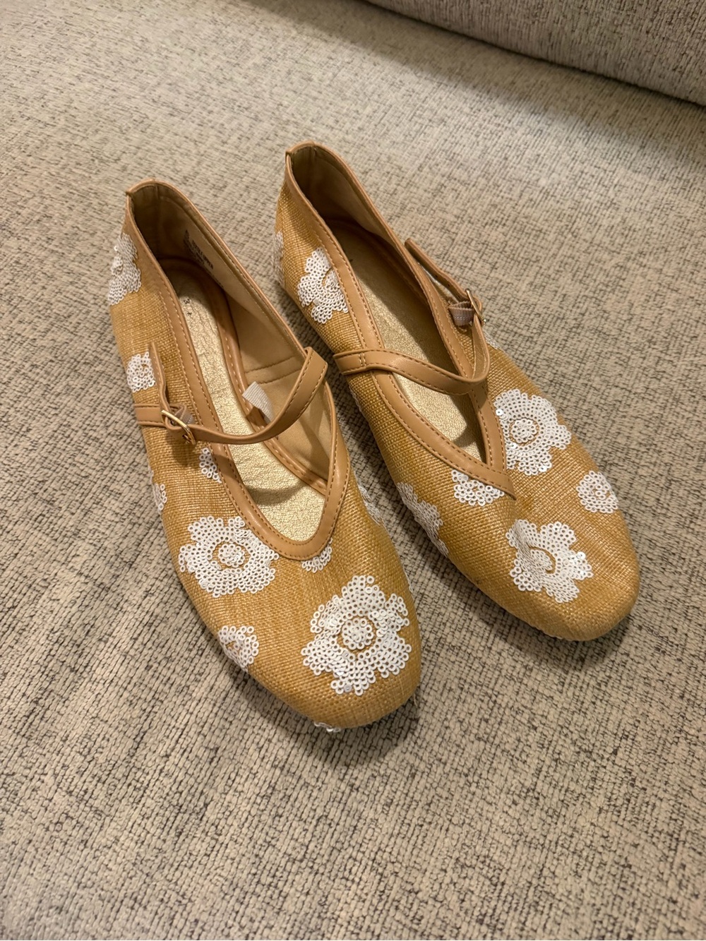 Flowered sequin Tan & white floral ballet flats
A new day
Size 8.5